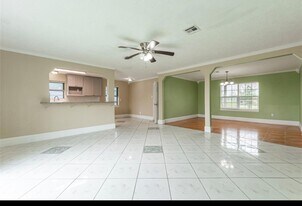 1350 Strawberry St in League City, TX - Building Photo