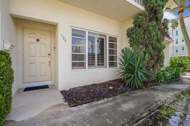 584 SE 20th Ave in Deerfield Beach, FL - Building Photo - Building Photo