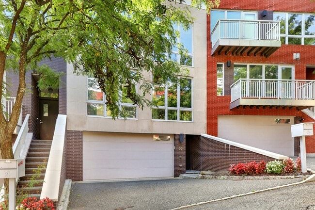 22 Vela Way in Edgewater, NJ - Building Photo - Building Photo