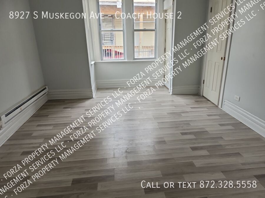 8927 S Muskegon Ave in Chicago, IL - Building Photo