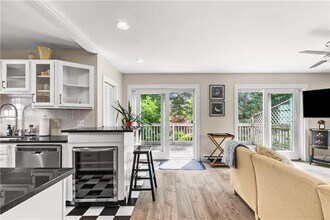 38 Harrison Ave in Newport, RI - Building Photo - Building Photo