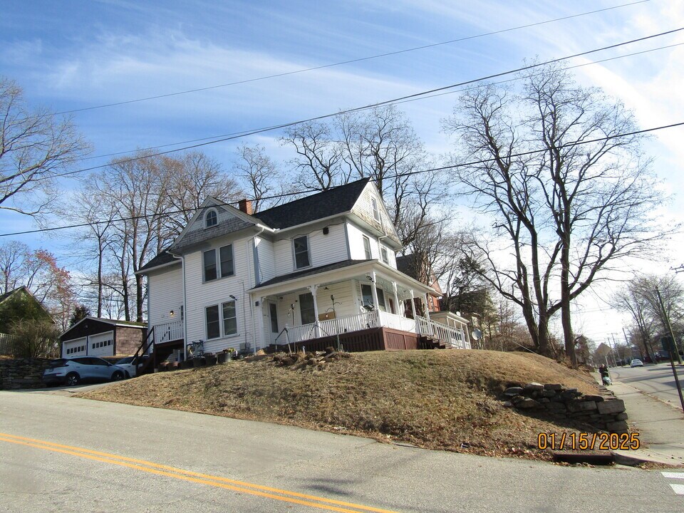 319 Valley St in Windham, CT - Building Photo