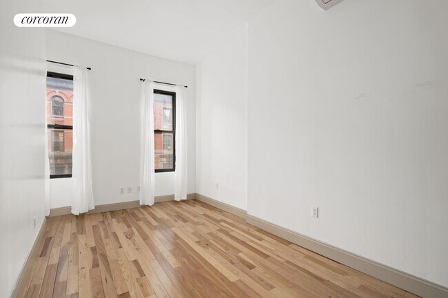 property at 47 W 71st St