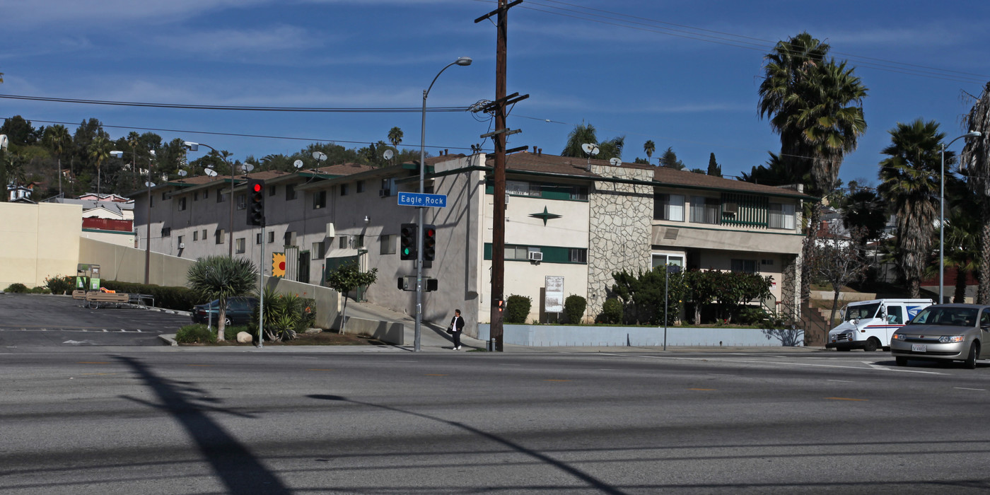 Dal Sol Apartments in Los Angeles, CA - Building Photo