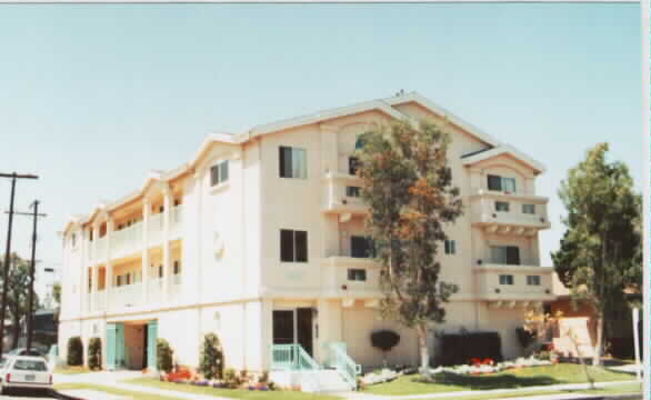 8937 Ramsgate Ave in Los Angeles, CA - Foto de edificio