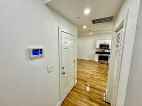 74 Corona St, Unit 2 in Boston, MA - Foto de edificio - Building Photo