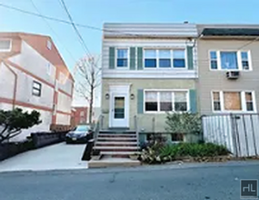 5754-57-75 75th St in Queens, NY - Foto de edificio - Building Photo