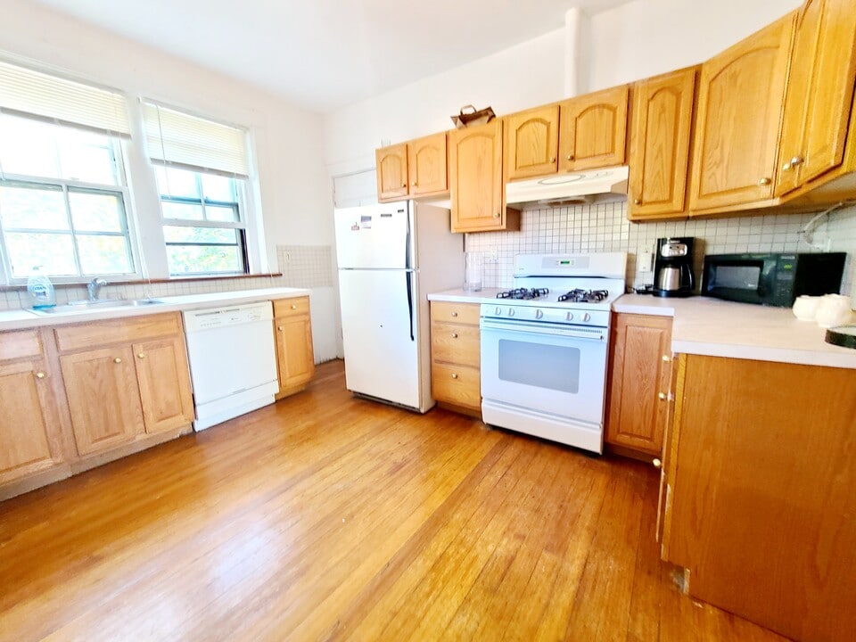 1679 Beacon St, Unit 4 in Brookline, MA - Building Photo