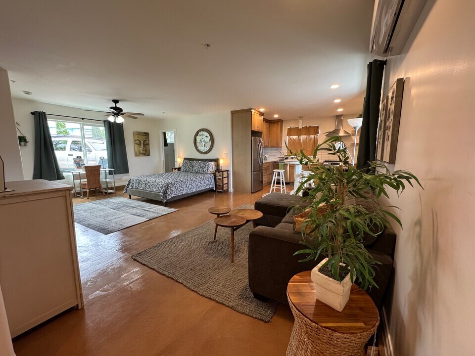 1611 Whaley St in Oceanside, CA - Building Photo