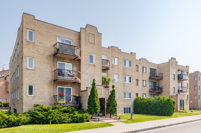 12459 Lachapelle Rue in Montréal, QC - Building Photo - Building Photo