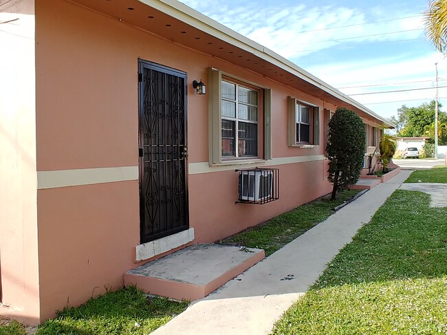 3190 NW 135th St, Unit # 3 in Opa Locka, FL - Foto de edificio - Building Photo