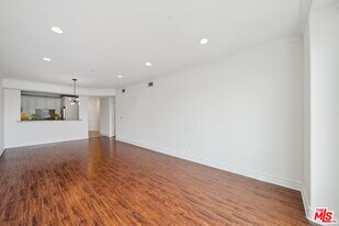 1050 S Holt Ave in Los Angeles, CA - Building Photo