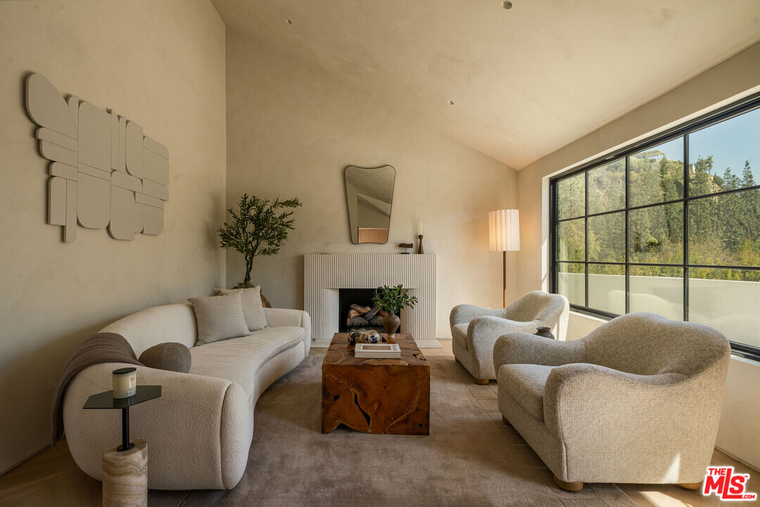 8353 Sunset View Dr in Los Angeles, CA - Building Photo
