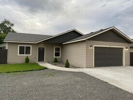 879 SW 14th Plz in Hermiston, OR - Building Photo