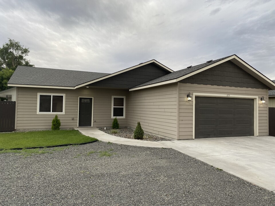 879 SW 14th Plz in Hermiston, OR - Foto de edificio