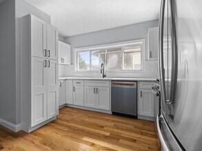 17 Tesla Ave, Unit 2 in Medford, MA - Foto de edificio - Building Photo