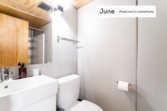 Private bedroom in 6 bed/6 bath Home in Washington, DC - Building Photo - Building Photo