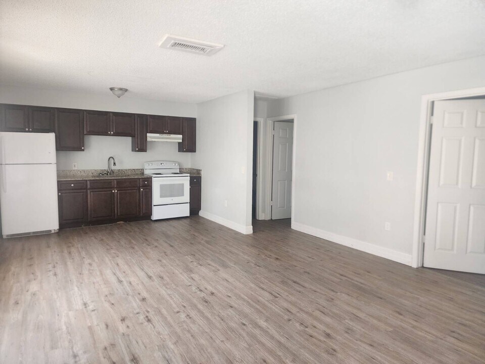 1105 Old S Dr in Lakeland, FL - Building Photo