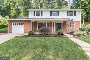 5200 Southampton Dr in Springfield, VA - Building Photo