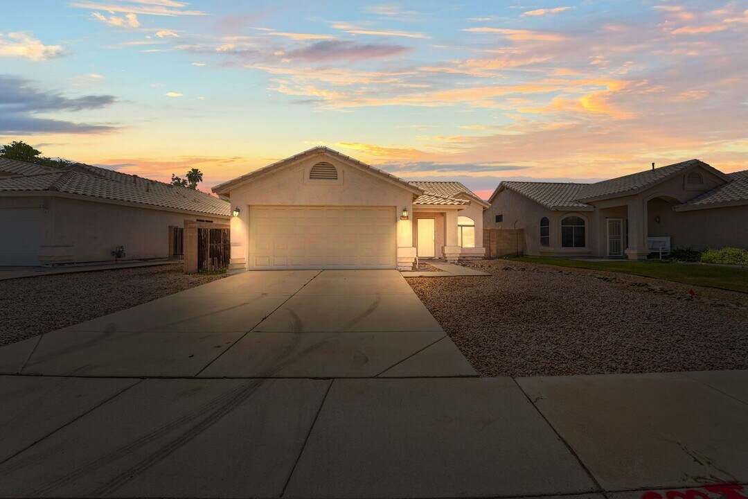 8235 W Eugie Ave in Peoria, AZ - Building Photo