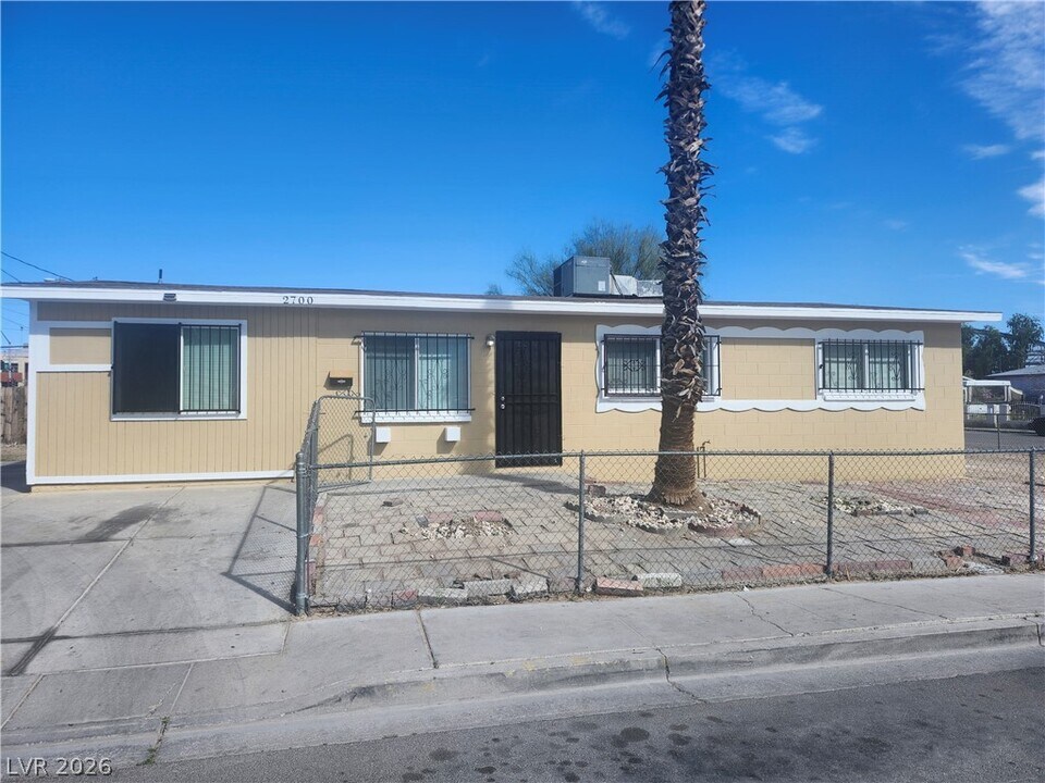 2700 E Basswood Ave in North Las Vegas, NV - Building Photo