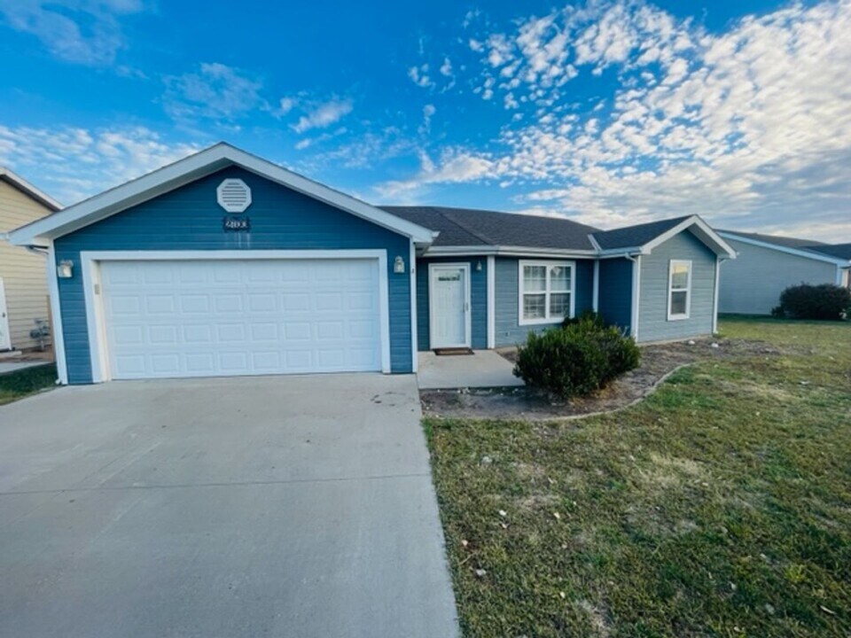 2700 Brookville Dr in Manhattan, KS - Building Photo