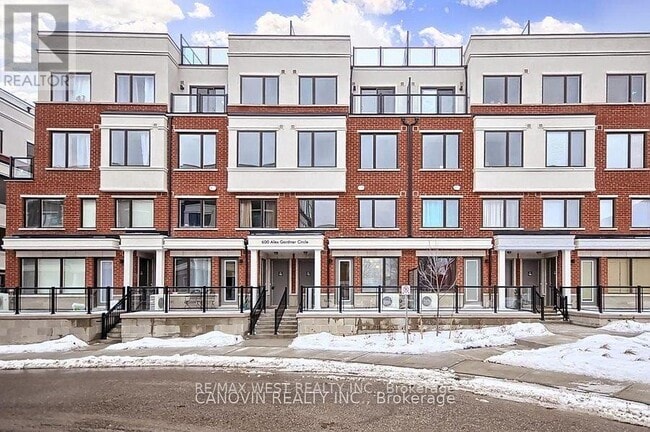 600 Alex Gardner Cir in Aurora, ON - Building Photo - Building Photo