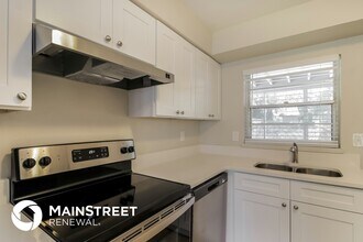 1035 Country Club Blvd in Titusville, FL - Foto de edificio - Building Photo