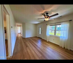 452 Nine Foot Rd in Newport, NC - Building Photo - Building Photo