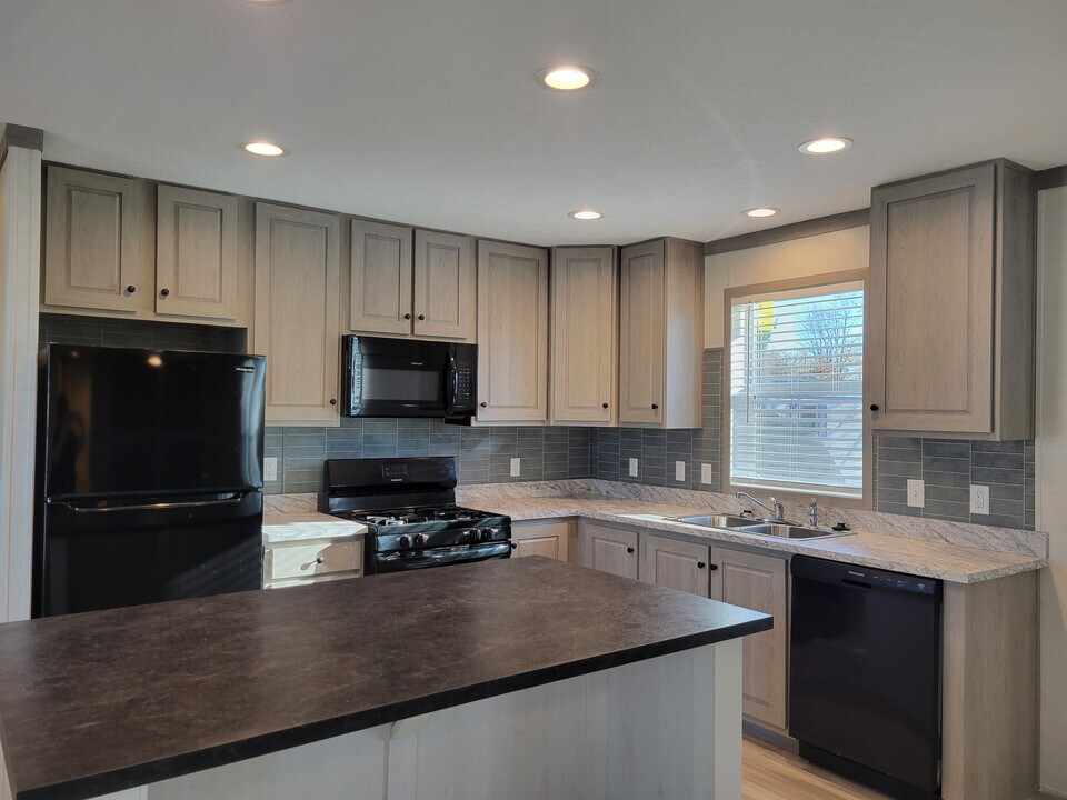 5288 Commander Ct in Algonac, MI - Building Photo