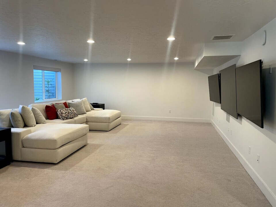 690 S Edge Ln in Kaysville, UT - Building Photo