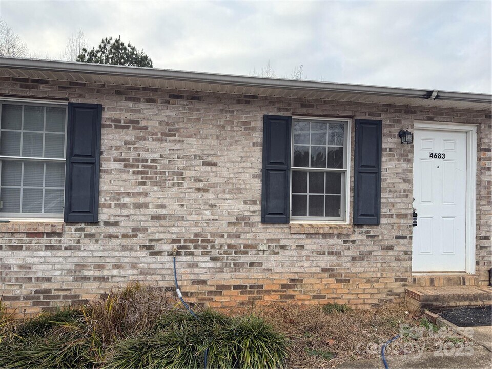 4683 Grassy Creek Rd in Denver, NC - Foto de edificio