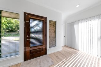 819 Millpond Dr in Sugar Land, TX - Building Photo - Building Photo
