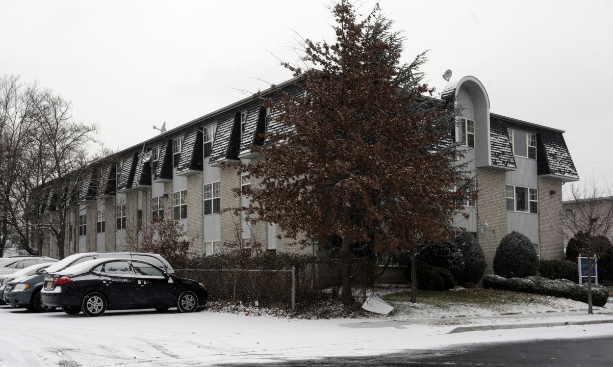 Franciszka Gardens in Linden, NJ - Building Photo