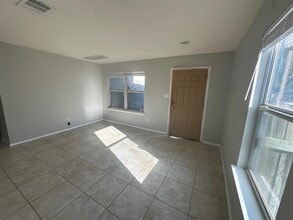 102 Blanco Woods Blvd in Elgin, TX - Building Photo - Building Photo