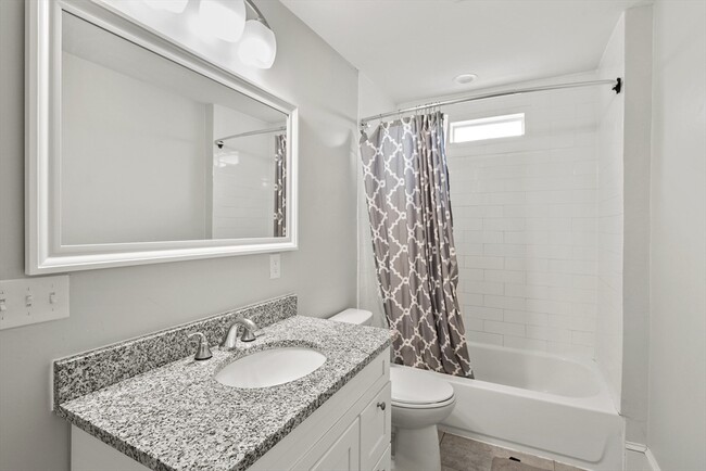 139 Adams St, Unit 2 in Waltham, MA - Building Photo - Building Photo