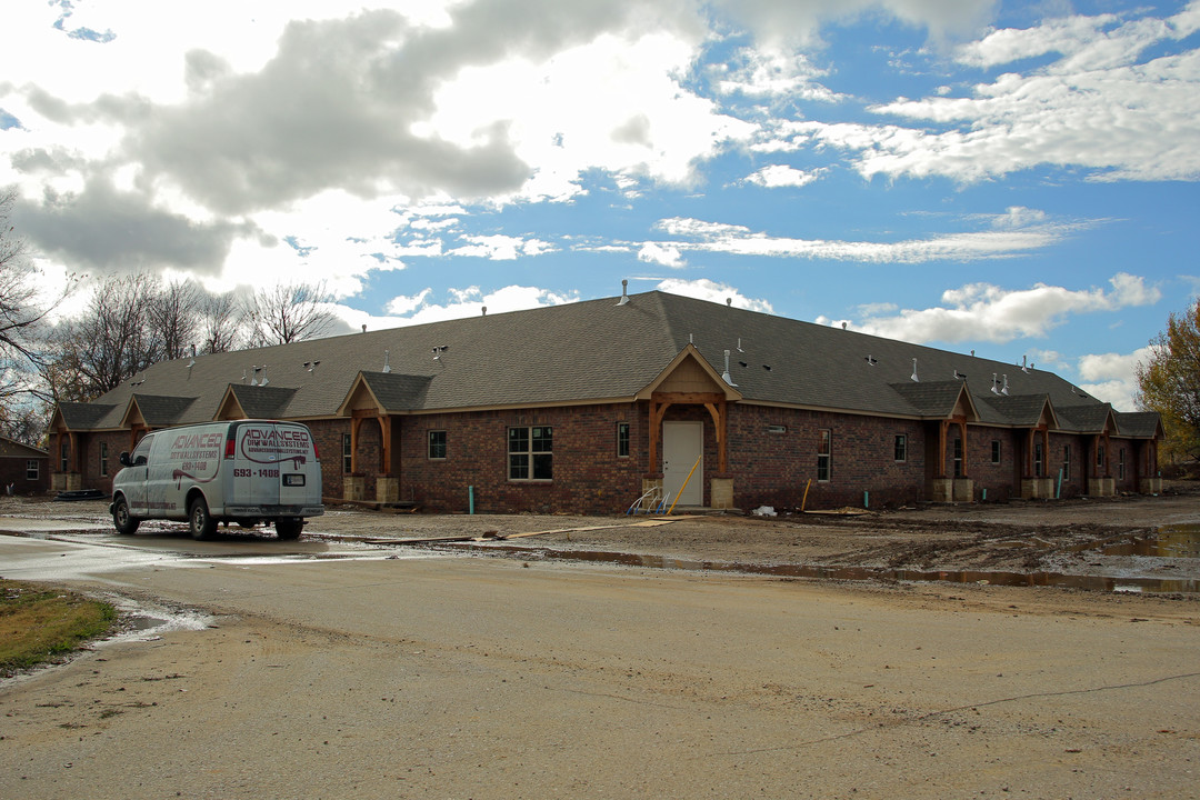 202 S 8th St in Collinsville, OK - Building Photo