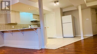 1026 Costigan Rd in Milton, ON - Building Photo - Building Photo