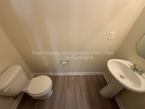 2318 Deerbrook Forest Ln in Greensboro, NC - Foto de edificio - Building Photo