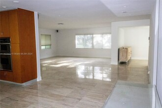 310 Cypress Dr in Key Biscayne, FL - Building Photo - Building Photo