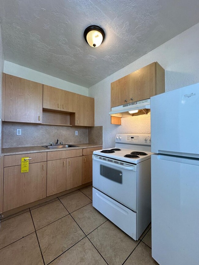 Discover Comfort and Convenience in Our 1-Bedroom Apartment in Miami, FL - Building Photo - Building Photo