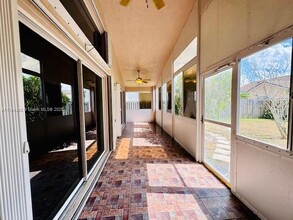 495 Carrington Ln in Weston, FL - Foto de edificio - Building Photo