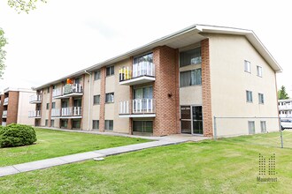 NAITside Court III Apartments in Edmonton, AB - Building Photo - Building Photo