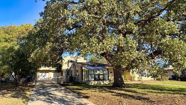 918 Cypress St in Kerrville, TX - Building Photo - Building Photo