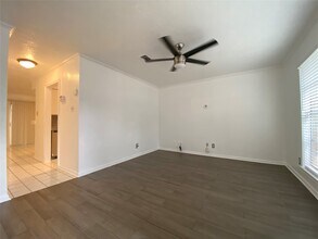 10682 Hazelhurst Dr in Houston, TX - Building Photo - Building Photo