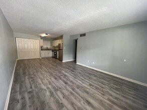 201 E College Blvd in Niceville, FL - Foto de edificio - Building Photo