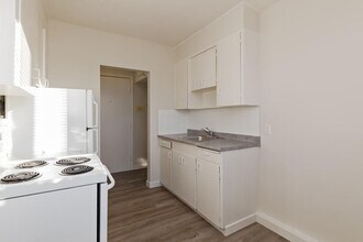 Sherbrooke Manor in Edmonton, AB - Building Photo - Building Photo