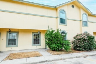 1000 Ranchway Dr in Laredo, TX - Building Photo - Building Photo