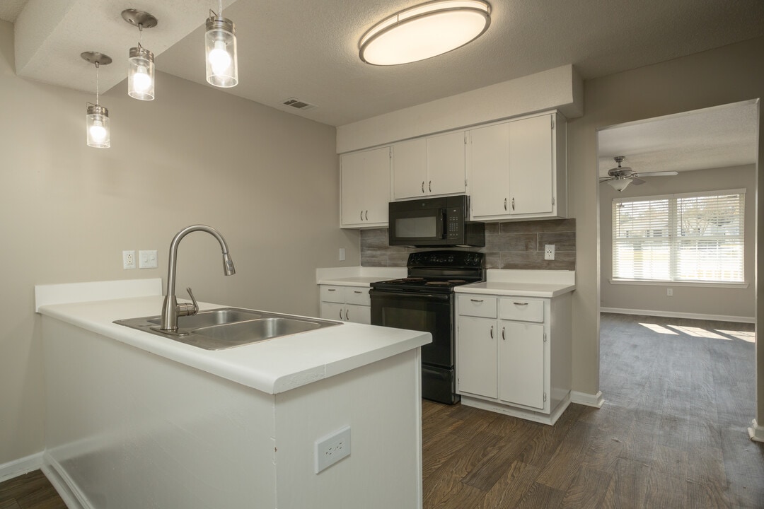 West Towne Cottages in Valdosta, GA - Building Photo