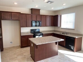 6100 Mehrten Cir in Rocklin, CA - Foto de edificio - Building Photo